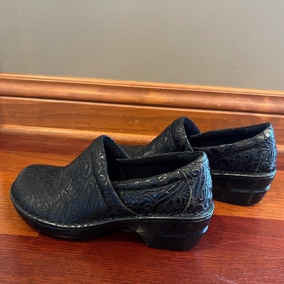 BOC Born Peggy Clogs Black Tooled Leather Floral, Nurse, Size 8 Wide - Picture 6 of 9